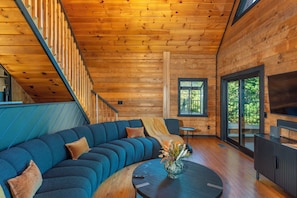 Smart TV, fireplace, ping pong - Moonlight Mountain Manor w Medicinal Cedar Hot Tub + Game Room + Yoga Studio (Horse Shoe)