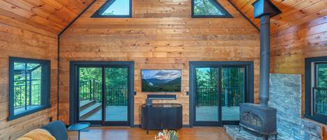 Smart TV, chimenea y tenis de mesa