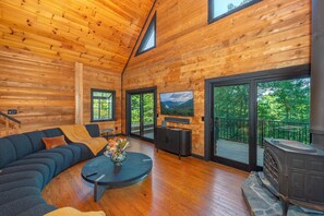 Smart TV, fireplace, ping pong - Moonlight Mountain Manor w Medicinal Cedar Hot Tub + Game Room + Yoga Studio (Horse Shoe)