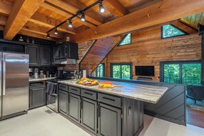 Fridge, microwave, oven, stovetop - Moonlight Mountain Manor w Medicinal Cedar Hot Tub + Game Room + Yoga Studio (Horse Shoe)