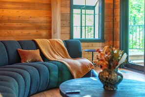 Smart-tv, een open haard en een tafeltennistafel