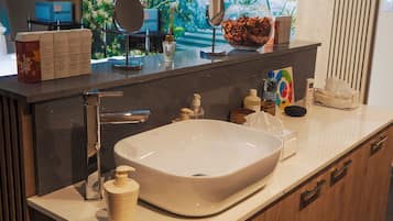 Luxury Apartment | Bathroom sink