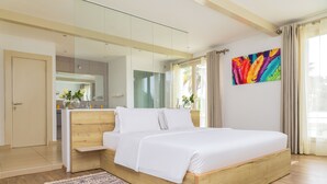 Un dormitorio moderno con una cama de madera, un espejo grande y una obra de arte colorida en la pared.