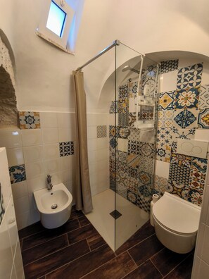 Dusche, Haartrockner, Toilettenpapier