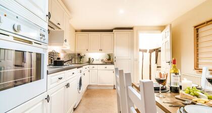 Lime View - Charming Town Centre Apartment - 1 Double, 2 Singles, Parking Space.