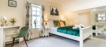 Lime View - Charming Town Centre Apartment - 1 Double, 2 Singles, Parking Space.