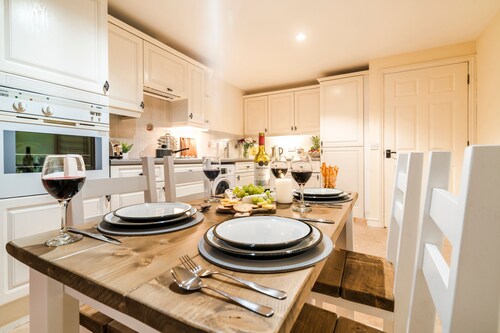 Charming 2 bedroom, 2 bathroom apartment, private parking, central location. 