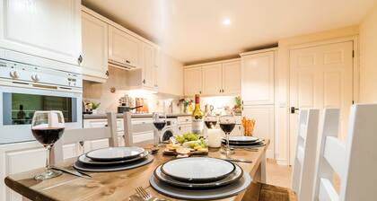 Charming 2 bedroom, 2 bathroom apartment, private parking, central location.