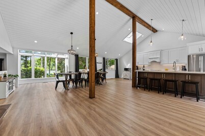 Lakeside Gem: Large 5 Bed 3 Bath Haven in Bancroft!