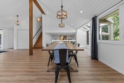 Lakeside Gem: Large 5 Bed 3 Bath Haven in Bancroft!