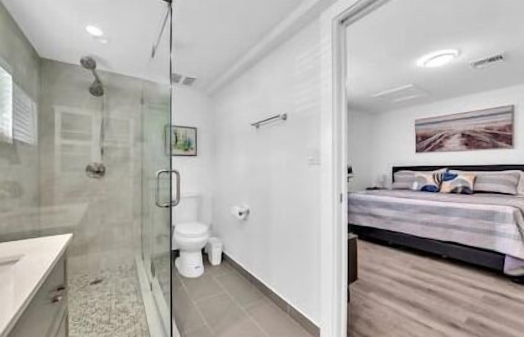 Chuveiro, secador de cabelo, toalhas de banho 