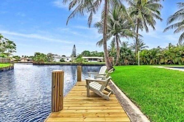 Property grounds - Tranquil Waterside Retreat (Oakland Park)
