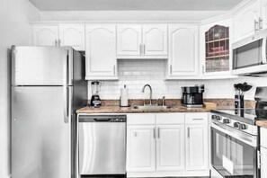 Fridge, microwave, oven, stovetop - Tranquil Waterside Retreat (Oakland Park)