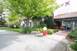 Property grounds - hotel la belle poule  (Rochefort)