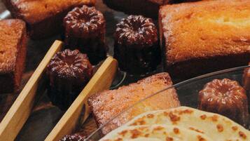 Una variedad de panes planos y pasteles en una bandeja.