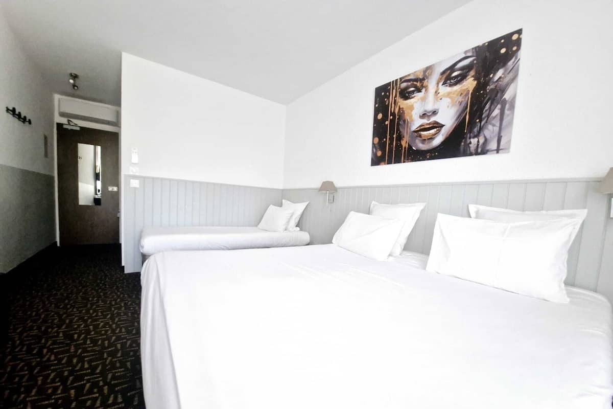 Family Triple Room, Non Smoking, Bathtub | Soundproofing, iron/ironing board, free WiFi