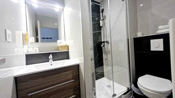Dusche, Haartrockner, Handtücher, Seife