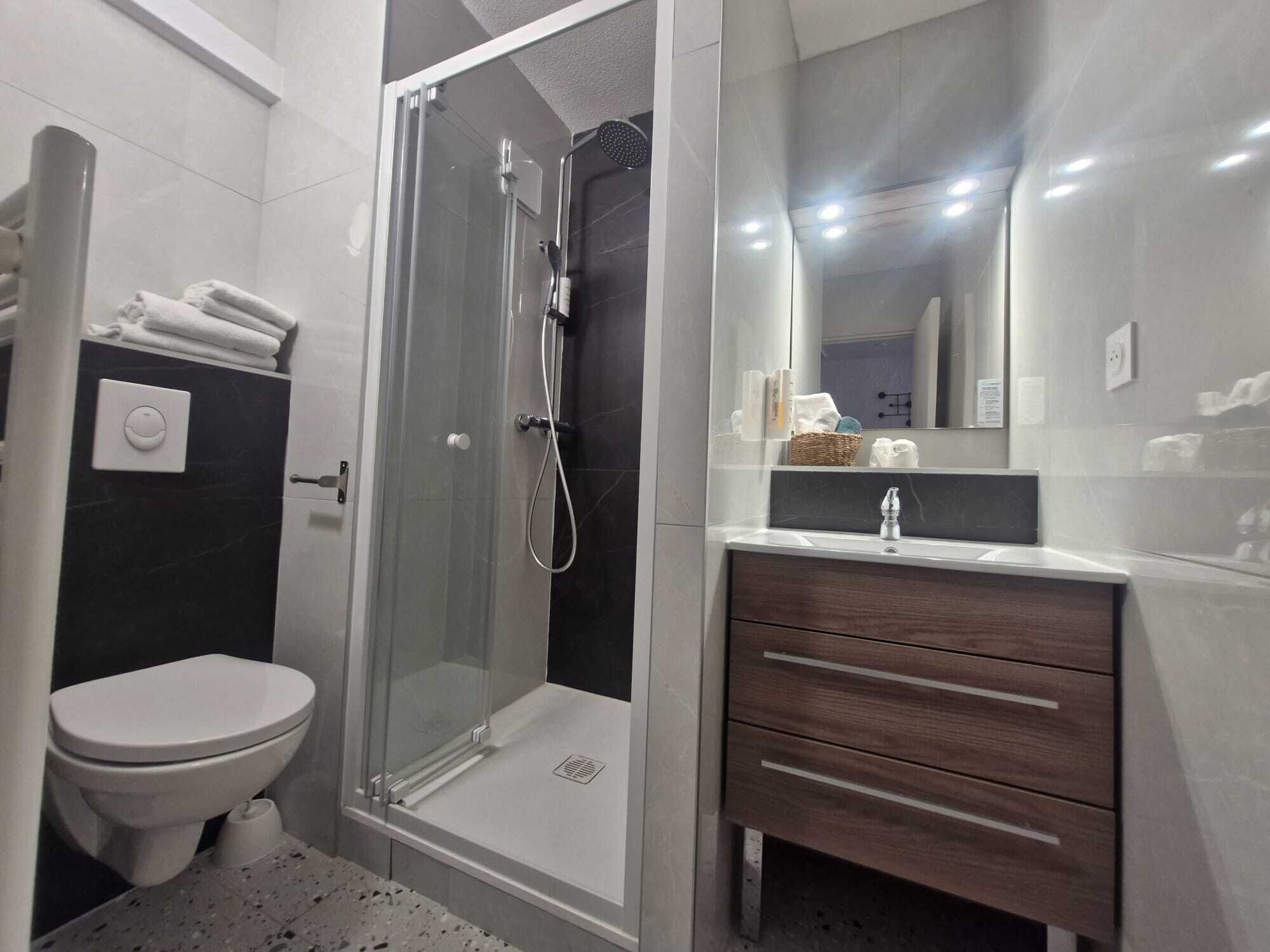 Chambre Confort avec lits jumeaux, vue jardin | Salle de bain | Douche, sèche-cheveux, serviettes fournies, savon