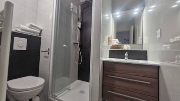 Chambre Confort avec lits jumeaux, vue jardin | Salle de bain | Douche, sèche-cheveux, serviettes fournies, savon