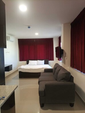Individually furnished, desk, soundproofing, iron/ironing board - Monument Suites  (Amman)