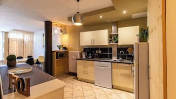 Een koelkast, een oven, een kookplaat, een vaatwasser