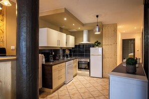 Frigorífico, horno, placa de cocina y lavavajillas