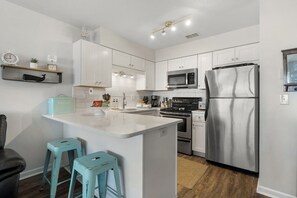 Kylskåp, mikrovågsugn, ugn och spishäll