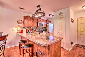 冷蔵庫、電子レンジ、オーブン、コンロ