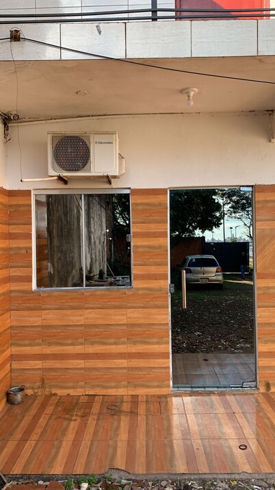 Habitación en alquiler en el centro de encarnación con baño privado. Wifi aire