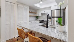 Coffee/tea maker, fridge, microwave, oven - Hyde Park Condo - 2 b/2 ba - Location, Location, Location (Tampa)