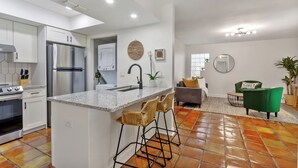 Interior - Hyde Park Condo - 2 b/2 ba - Location, Location, Location (Tampa)