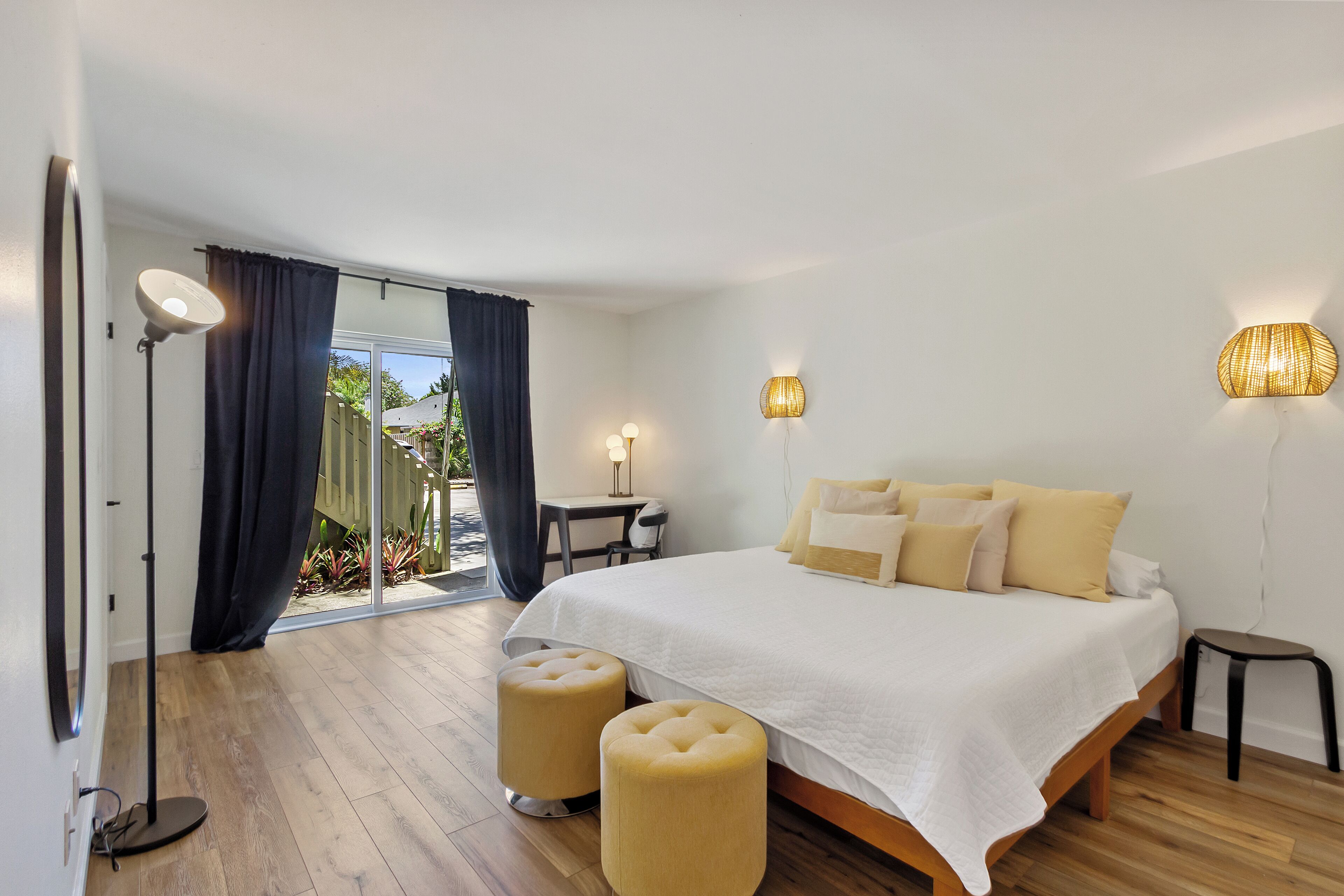 2 habitaciones, caja de seguridad en la habitación y escritorio 