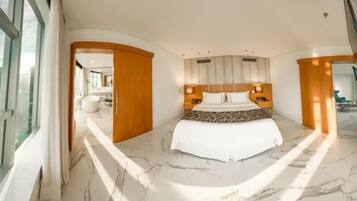 Suite estudio superior, vista parcial al mar | Caja de seguridad en la habitación y escritorio