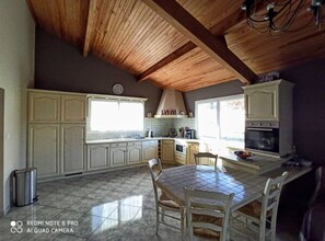 Kylskåp, mikrovågsugn, ugn och spishäll