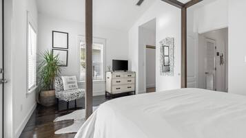 3 bedrooms, desk, iron/ironing board, travel crib