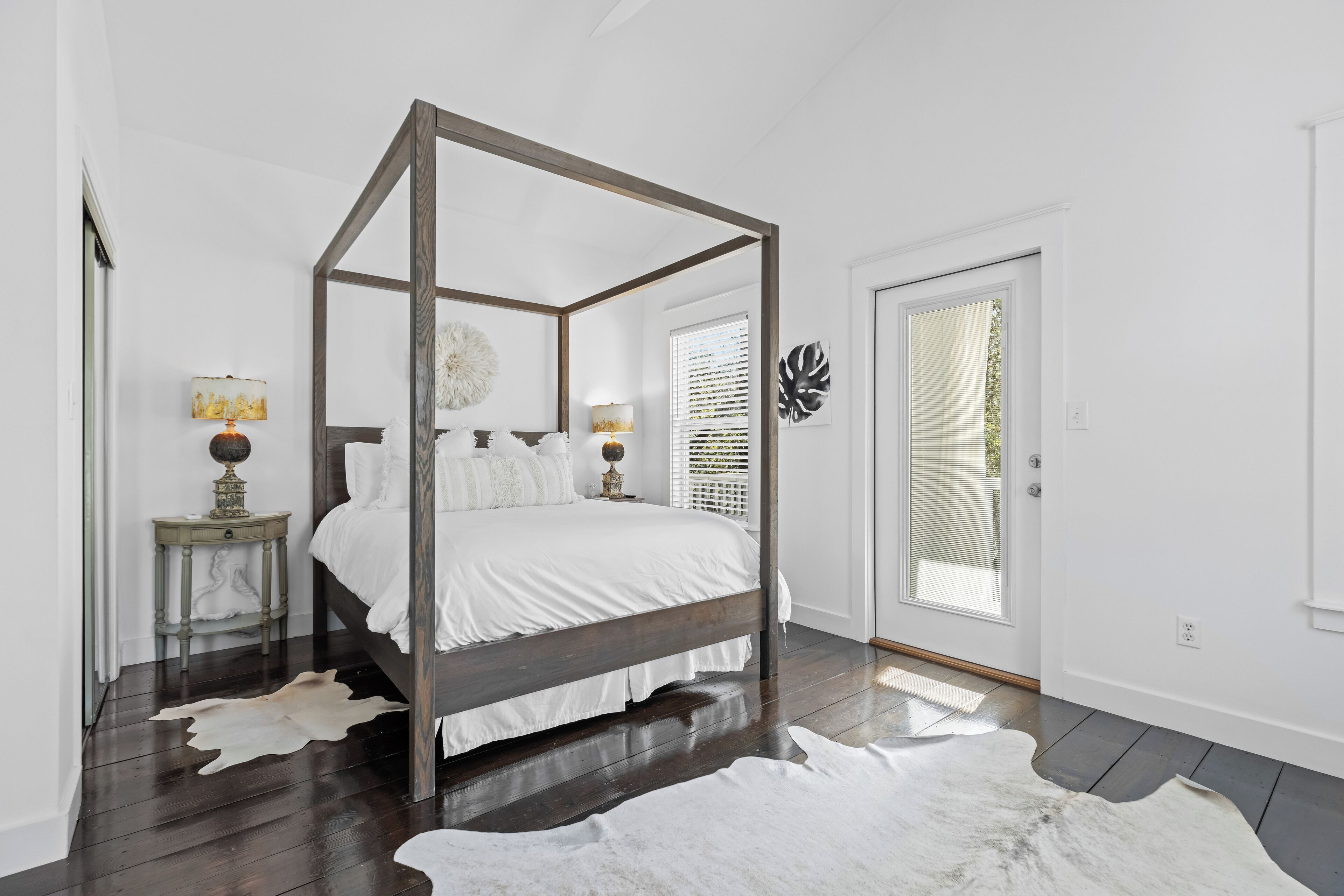 3 bedrooms, desk, iron/ironing board, travel crib