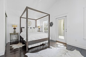 3 soverom, skrivebord, strykejern/-brett og reiseseng for barn