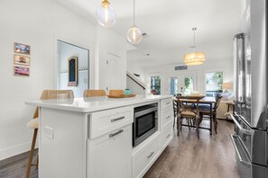 Refrigerador, microondas, horno, placa de cocina