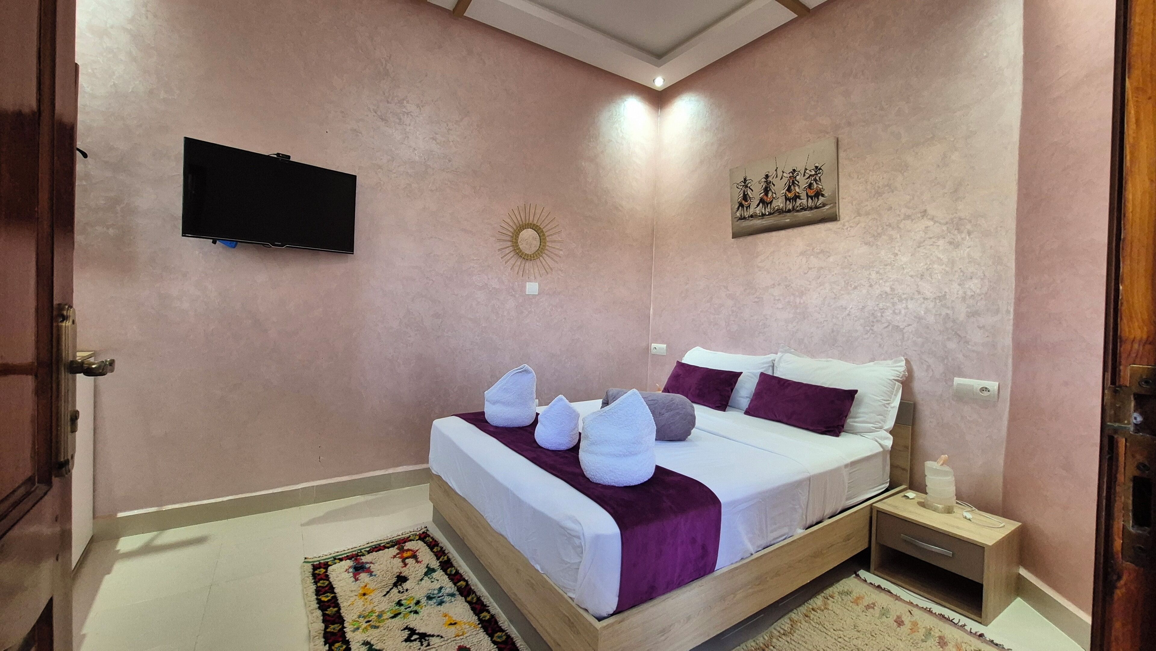 Decoración personalizada, muebles diferentes, escritorio y wifi gratis 