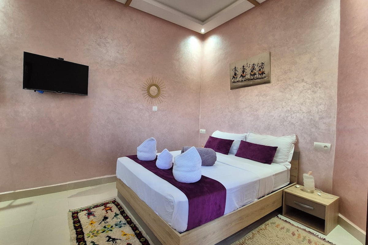 Decoración personalizada, muebles diferentes, escritorio y wifi gratis