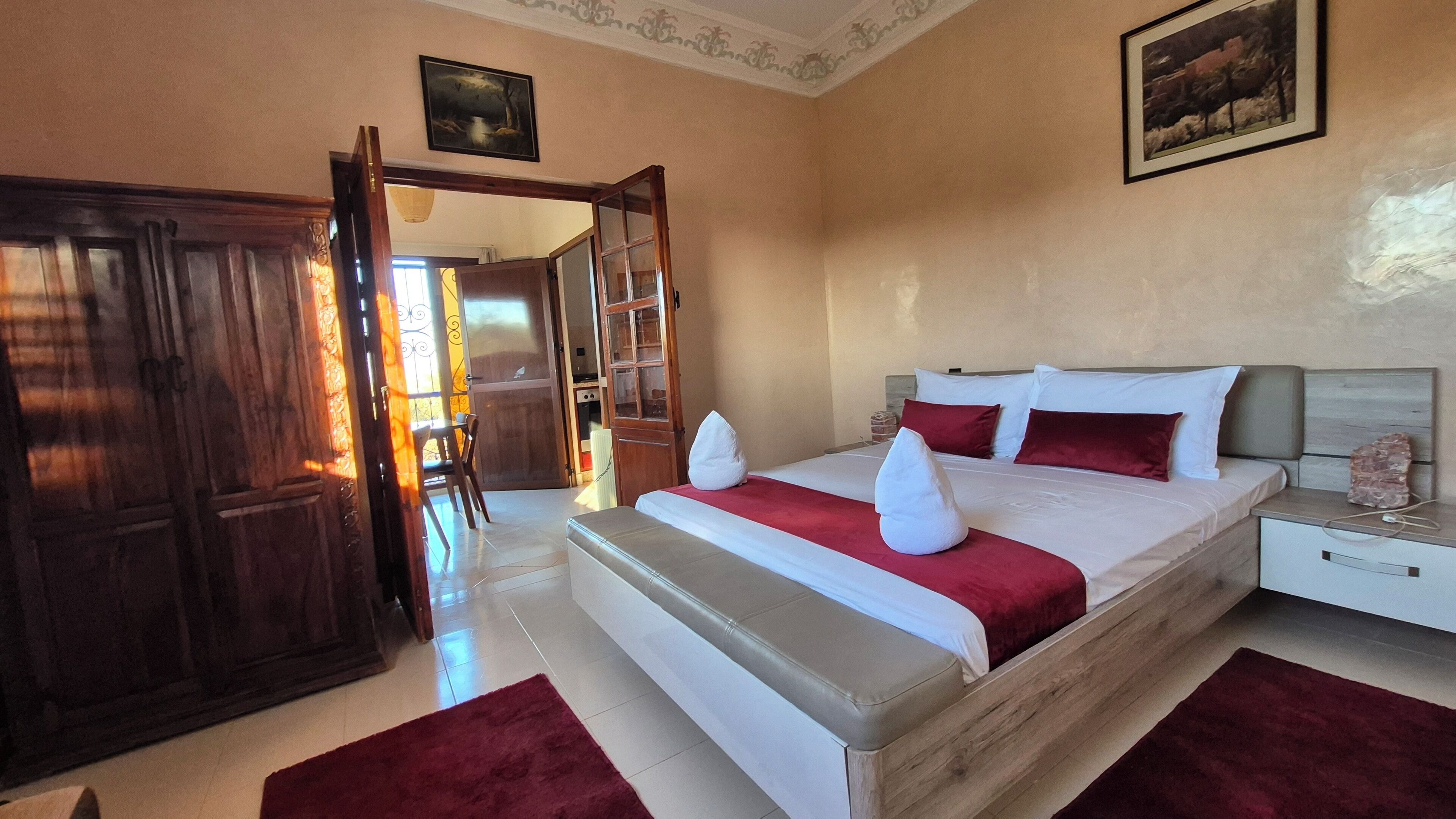 Decoración personalizada, muebles diferentes, escritorio y wifi gratis 