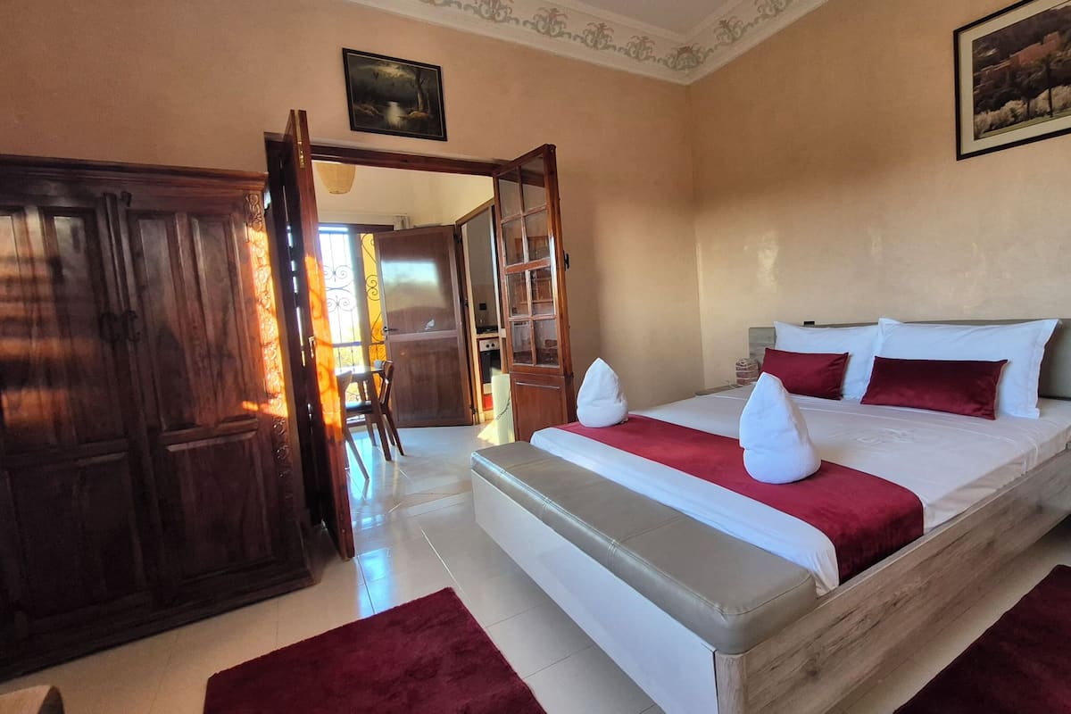 Decoración personalizada, muebles diferentes, escritorio y wifi gratis