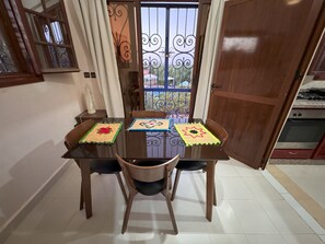 Comfort Suite, 1 Bedroom, Garden View | Dining room