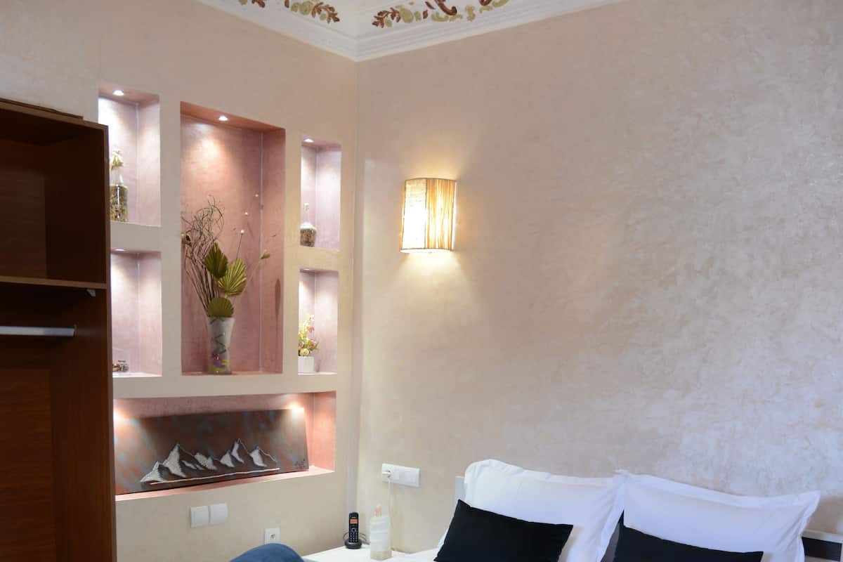 Suite de lujo | 1 habitación, decoración personalizada, muebles diferentes y escritorio