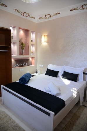 Decoración personalizada, muebles diferentes, escritorio y wifi gratis