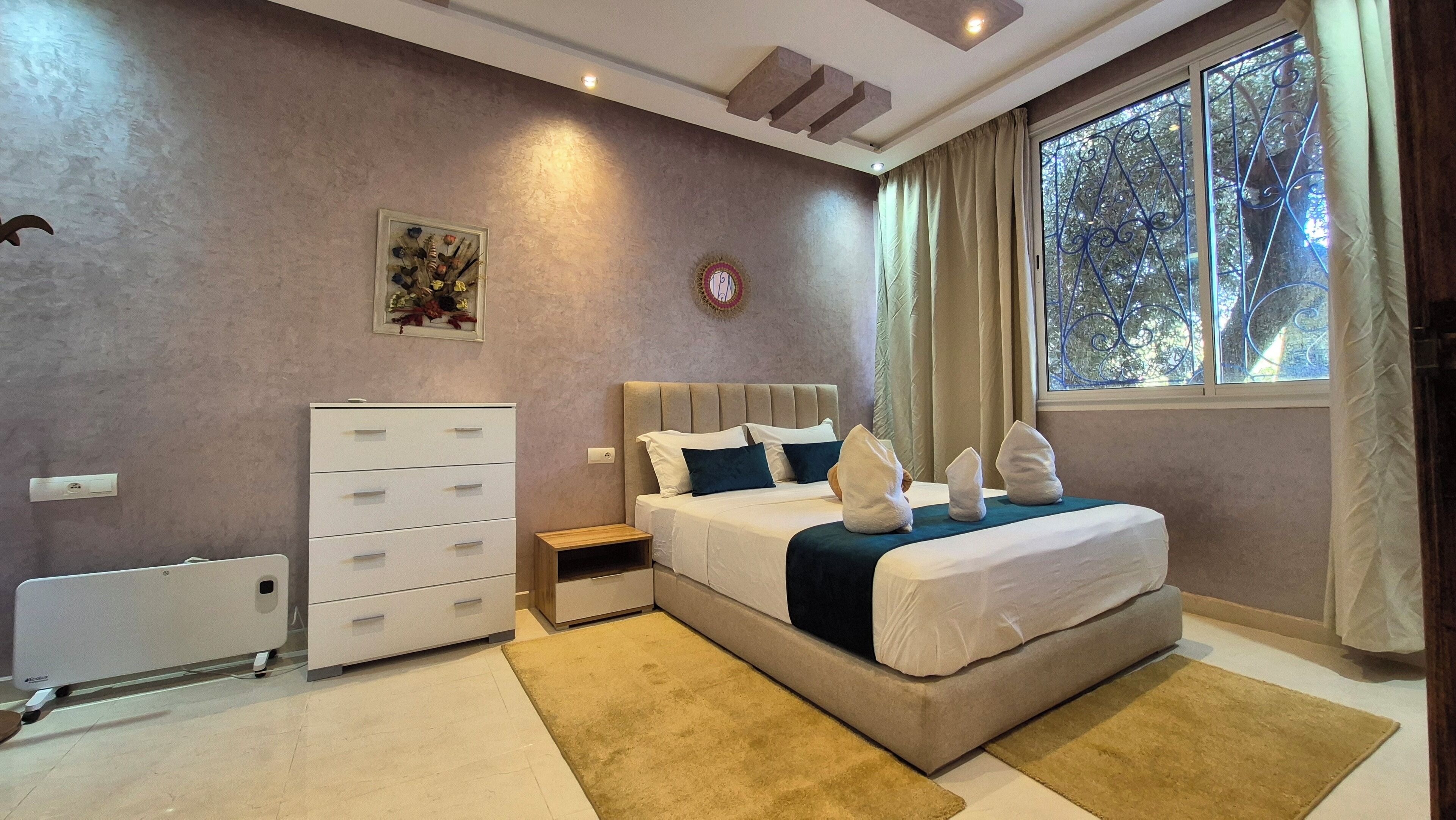 Decoración personalizada, muebles diferentes, escritorio y wifi gratis 