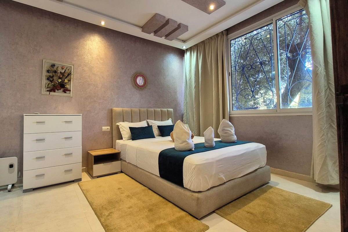 Decoración personalizada, muebles diferentes, escritorio y wifi gratis