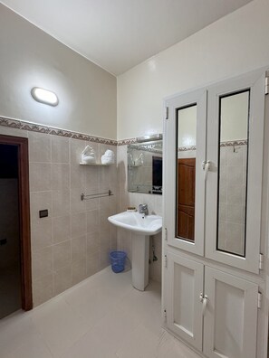 Standaard kamer | Badkamer met wastafel