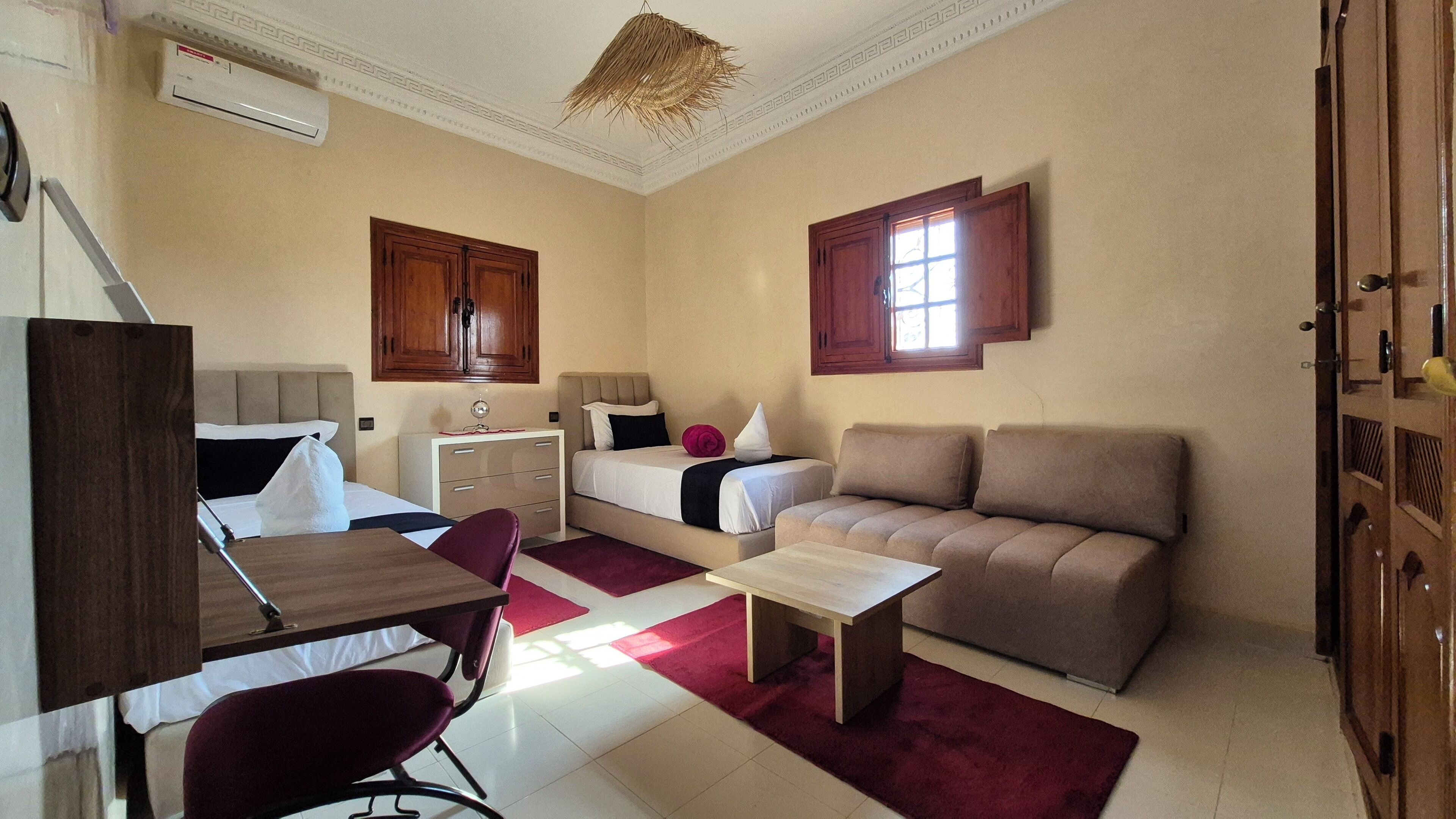 Decoración personalizada, muebles diferentes, escritorio y wifi gratis 