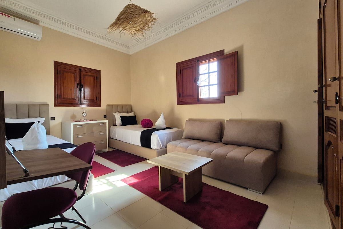 Decoración personalizada, muebles diferentes, escritorio y wifi gratis